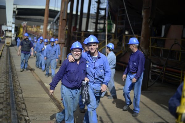 
	Над 200 хил. финансови съветници в Америка са предупредени да започнат &bdquo;да подготвят клиентите си за новата реалност, в която ниската възвращаемост е нещо обичайно&ldquo;.

	Тя се характеризира от &bdquo;анемичен икономически ръст, умерено и избирателно възстановяване на фондовите пазари и устойчиво ниски лихвени проценти&ldquo;.

	Прогнозите като цяло са за &bdquo;анемичен растеж през втората половина на годината&ldquo; и огромни рискове в бъдеще.

	В краткосрочен план инвеститорите и американският капитализъм са изправени пред 3 апокалиптични сценария:

	Ново задълбочаване на кризата в еврозоната, политическа парализа след изборите в САЩ, която ще катурне страната &bdquo;във фискална пропаст&ldquo; и риск от рецесия на развиващите се пазари.
	
	Снимка: Ройтерс
