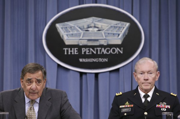 
	&ldquo;Светът преживява период на несигурност и дори хаос&ldquo;, пише Брент Скоукрофт, който е генерал от запаса на военновъздушните сили на САЩ и съветник по националната сигурност на Джордж Буш - старши.

	Скоукрофт посочва, че &bdquo;някога САЩ е била приемана като страна, която се опитва да мисли за доброто на всички. Сега всички смятат, че американците са вглъбени единствено в тесногръдите си интереси&ldquo; - възглед, който лесно се илюстрира с нагласите сред много американски политици, отдадени на теориите на либертарианския капитализъм на Айн Ранд.
	
	Сега разбираме защо Гартмън предупреждава, че &bdquo;в капитализма няма етика или съзнание и че най-голямата слабост на системата вероятно се крие в абсолютната й неспособност да осъзнае факта, че ресурсите не са неизчерпаеми и че математически е невъзможно да се поддържа устойчиво висок растеж на реалното производство&ldquo;.

	Липсва морален контрол. Липсва визия за бъдещето. Капиталистическото късогледство не позволява да бъдат осъзнати последствията за бъдещите поколения. Критичната маса на тези три заплахи е на път да сбъдне сценарий, който предполага апокалипсис както за капитализма, така и за САЩ.

	Новият екстремен американски капитализъм в стил Айн Ранд е самоунищожителен.
	
	Снимка: Ройтерс
