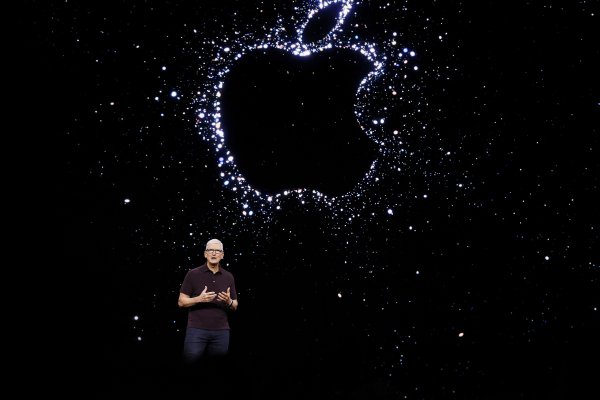 Главният изпълнителен директор Тим Кук в началото на събитието. Снимка: EPA/JOHN G. MABANGLO