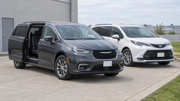 Toyota Sienna от 2021 г. се произвежда само като хибрид и официално не се доставя в Европа. Заради липсата на официални дилъри цените на американските екземпляри на вторичния пазар са много по-ниски от тези на европейските ванове от същия клас.
Chrysler Pacifica привлича купувачите с плъгин хибридната си версия &ndash; на електричество спокойно може да се движите в града, без изобщо да включвате бензиновия мотор.
При диагностика и на двата модела проверяват плъзгащите се врати с електрозадвижване и предното окачване.

