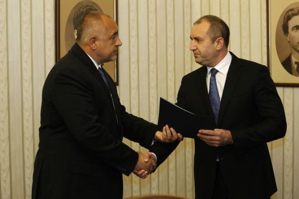 
	В 9 часа сутринта кандидатът за премиер Бойко Борисов представи на президента Румен Радев своето предложение за състава на Министерския съвет.&nbsp;
