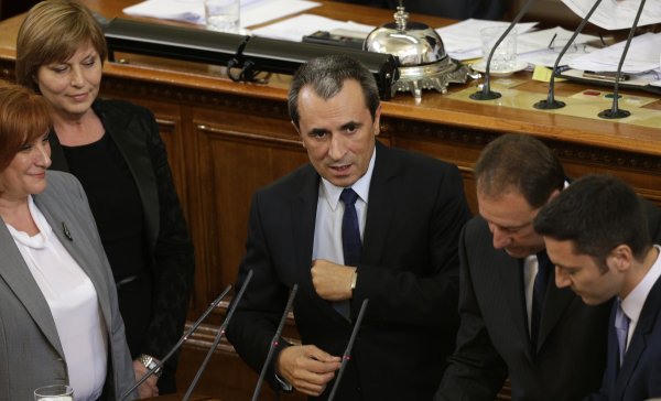 
	Новоизбраният министър-председател Пламен Орешарски реагира, след като положи клетва, заобиколен от членове на кабинета си в парламента в София на 29 ти май 2013 г. Българския парламент одобри считаното за технократско правителство, за да се сложи край на продължаващата месеци политическа безизходица. &nbsp;
