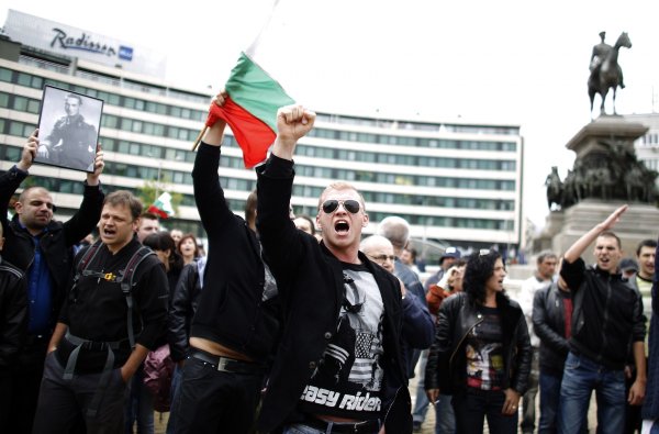 
	Протестиращи скандират антиправителствени лозунги по време на демонстрация пред парламента в София на 2 юни, 2013. Стотици демонстранти се събраха, за да протестират срещу новоизбраното социалистическо правителство на технократа Пламен Орешарски.
