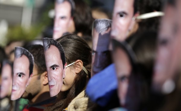 
	Протестиращите носят маски с лика на българския министър-председател Орешарски по време на поредна демонстрация в центъра на София на 10-и ноември 2013 г. Хиляди български студенти, преподаватели и поддръжници протестираха в центъра на София в знак на протест срещу подкрепяния от социалистите кабинет. &nbsp;
