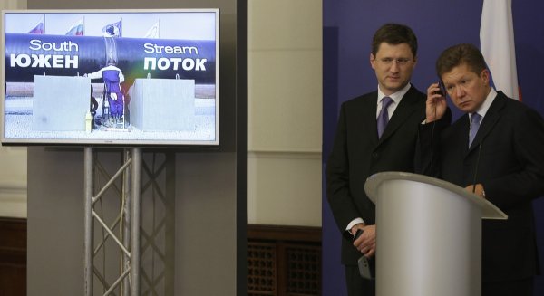 
	Главният изпълнителен директор на &bdquo;Газпром&ldquo; Алексей Милер (вдясно) настройва слушалките си до руския министър на енергетиката Александър Новак по време на пресконференция след срещата си с българския министър-председател Пламен Орешарски в София на 31-ви октомври 2013 г. Русия и България договаряха финансовите подробности относно изграждането на газопровода &bdquo;Южен поток&ldquo;. &nbsp;
