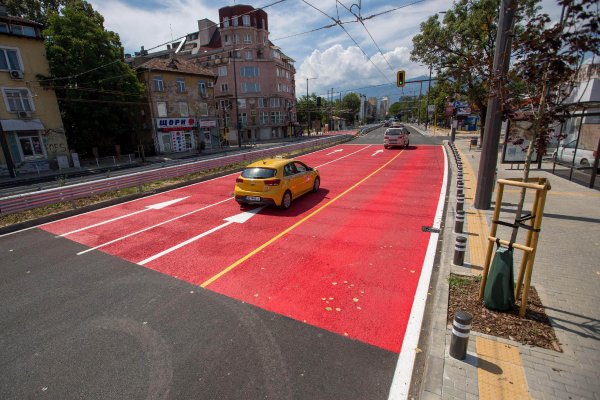 Противоплъзгащо покритие със сигнален червен цвят на кръстовището с ул. „Св. Св. Кирил и Методий“ за повишено внимание на водачите и повишена безопасност на пешеходците. Снимка: Димитър Кьосемарлиев, Investor Media Group