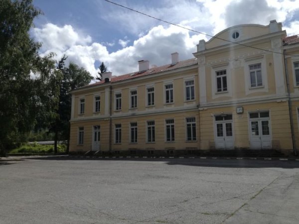 
	Сградата на жп гарата в Гюешево. През 1910 г. тя е втората по големина след гара София, строена по всички тогавашни изисквания за международна гара. Все още е една от гарите с нормално междурелсие, разположени на голяма надморска височина. Снимка: Investor.bg
