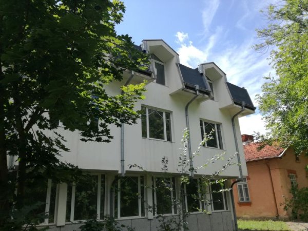 
	Новата митница, строена в края на ХХ век, когато имаше пореден &quot;тласък&quot; на проекта за коридор №8. Сградата се поддържа, но не се ползва.

	Снимка: Investor.bg
