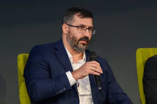 Фондовият пазар у нас е малък, защото няма големи компании &ndash; големи компании няма, защото пазарът е малък. Някой трябва да счупи омагьосания кръг. За това призова Любомир Ламбрев, инвестиционен консултант и член на Съвета на директорите на "Юг Маркет Фонд Мениджмънт"