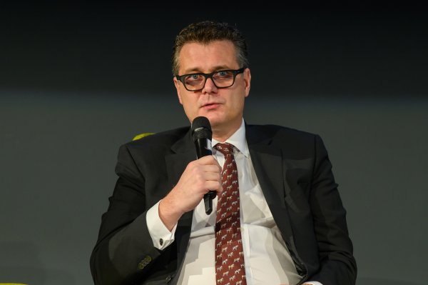 Нуждата от листването на по-големи компании, за което е необходима и държавна политика, посочи и Дончо Донев, началник управление &bdquo;Капиталови пазари&ldquo; в Пощенска банка.
