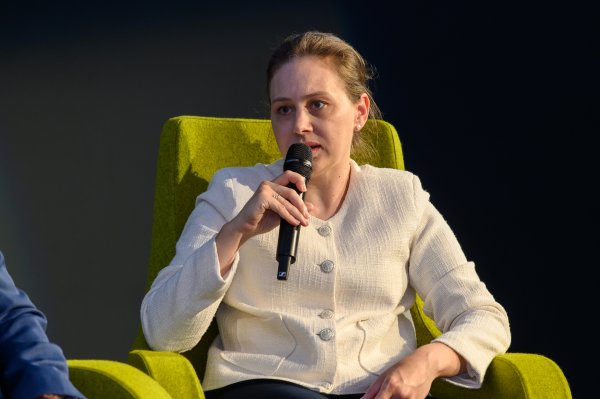 Деница Георгиева, директор за връзка с инвеститорите на &bdquo;Шелли груп&ldquo;, поясни, че при листването си на Xetra дружеството е влязло доста подготвено и това е била логическа стъпка, защото компанията вече е започнала да се променя по западен модел, за да отговори на изискванията на инвеститорите.