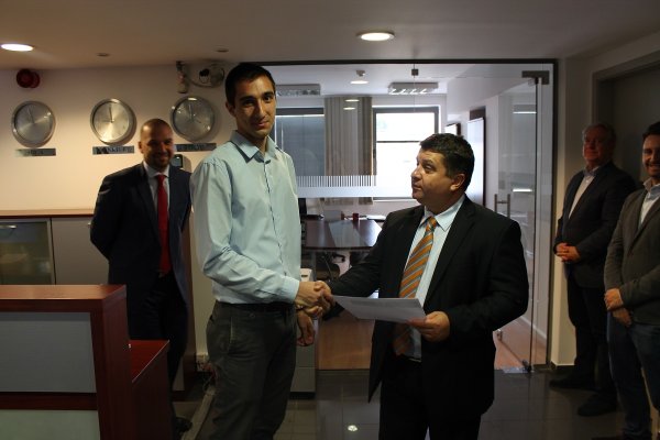 
	Иван Ангелов има бакалавърска степен &bdquo;Финанси&ldquo; от УНСС и е завършил магистратура &bdquo;Финансов мениджмънт&ldquo;. В момента е на стаж в Българска фондова борса.
