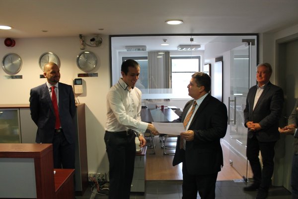 
	Росен Василев е на 26 години, завършил е бакалавърска степен в България, а през август получава диплома за магистър по финанси в Холандия.&nbsp;
