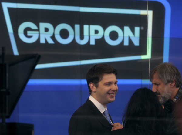 
	Основателят на Groupon, когото порталът за групови намаления направи мултимилионер, не успява да намери място сред Топ 5 на неудачните мениджъри на годината. Но в компанията му не всичко е наред, а последните финансови резултати са разочароващи. Дори и постът на Мейсън е под угроза. От листването си на борсата преди почти година компанията е загубила около 80% от пазарната си стойност.
	
	Още преди време инвеститорите се съмняваха, че бизнес моделът въобще е работещ в дългосрочен план. Groupon печели от комисионните, които прибира от операторите на ваучъри. Опитите бизнесът да се разшири отвъд купоните за отстъпки, до този момент бяха малко успешни.
	
	&bdquo;Няма причина да се вярва, че Зукърбърг и Мейсън притежават мениджърските умения, за да ръководят голяма публична компания&rdquo;, казва Финкълстайн.
