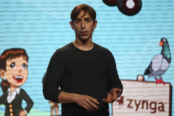 
	Главният изпълнителен директор на Zynga &ndash; създател на Farmville, трябва да гледа безучастно как пазарната стойност на компанията му се топи с бърза скорост. Акциите на Zynga поевтиняват със 75% от началото на годината.

	Отчаянието на 46-годишния изпълнителен директор е огромно, защото с радикална смяна на курса той ще трябва да се опита да постигне обрат. За капак и част от мениджърите му напуснаха компанията, за последно &ndash; неговият най-тесен партньор &ndash; финансовият директор Дейвид Уерер премина във Facebook. Но и това не е всичко &ndash; самият Пинкъс не показа увереност в перспективите пред компанията си, след като продаде 16 млн. от своите акции след излизането ѝ на борсата. А това не се прие като добър знак от анализаторите.&nbsp;
