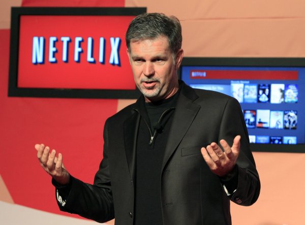 
	През миналата година именно на изпълнителния директор на Netflix бе оказана честа да бъде &bdquo;най-неуспешният&ldquo; директор. Той се озова начело на традиционната класация, тъй като цената на акциите на Netflix се срина само между юли и октомври 2011 г. с цели 60%.

	През септември 2011 г. Хейстингс обяви разделянето на бизнеса на компанията. Доставката на филми и телевизионни програми остана в рамките на Netflix, а отдаването на DVD-дискове под наем минава в новата компания Qwikster. Малко по-рано компанията повиши и таксите на услугата си. Това предизвика отлив на около 800 000 абонати само през третото тримесечие.

	Компанията предлага в САЩ не само голям избор от DVD и Blu ray дискове, но и онлайн библиотека с над 2 500 заглавия.
