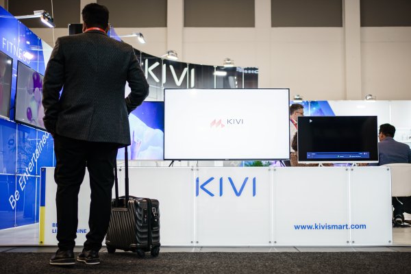 Украинският производител на телевизори Kivi също има свой щанд на изложението. Снимка: EPA/CLEMENS BILAN