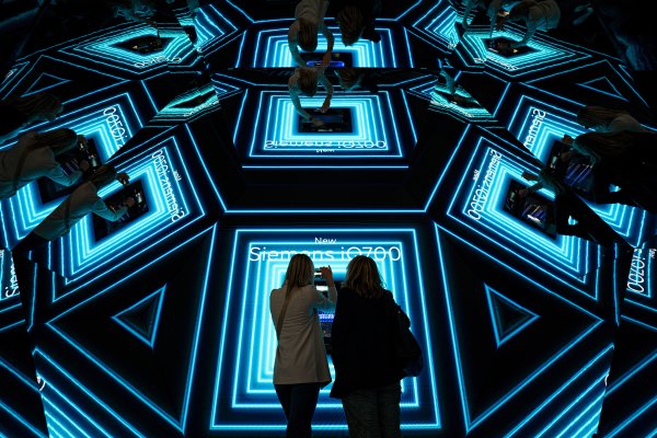 Тенденциите на IFA отново включват свързани устройства, гласов контрол и изкуствен интелект. Снимка: EPA/CLEMENS BILAN