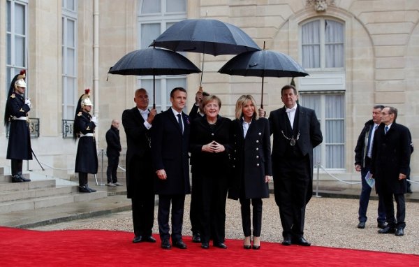 
	Френският президент Еманюел Макрон и съпругата му Брижит посрещат световни лидери в Париж за 100-годишнината от края на Първата световна война, сред които и германският канцлер Ангела Меркел. Снимка: Ройтерс

	&nbsp;
