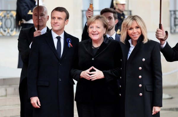 
	Френският президент Еманюел Макрон и съпругата му Брижит посрещат световни лидери в Париж за 100-годишнината от края на Първата световна война, сред които и германският канцлер Ангела Меркел. Снимка: Ройтерс

	&nbsp;
