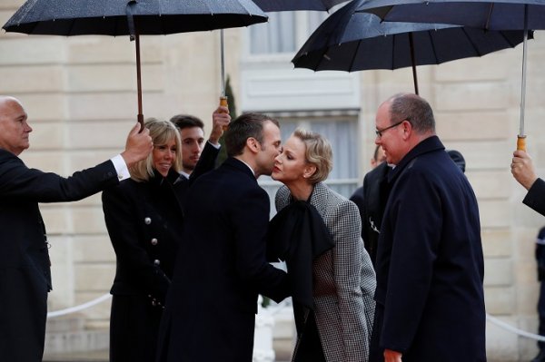 
	Френският президент Еманюел Макрон и съпругата му Брижит посрещат световни лидери в Париж за 100-годишнината от края на Първата световна война, сред които и Албер II от Монако и съпругата му Шарлен. Снимка: Ройтерс

	&nbsp;

