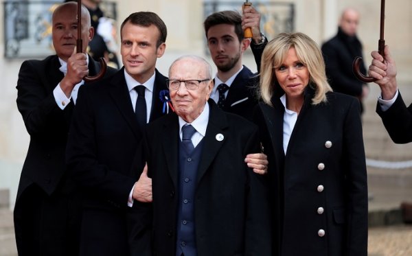 
	Френският президент Еманюел Макрон и съпругата му Брижит посрещат световни лидери в Париж за 100-годишнината от края на Първата световна война, сред които и президентът на Тунис Беджи Каид Есебси. Снимка: Ройтерс

	&nbsp;
