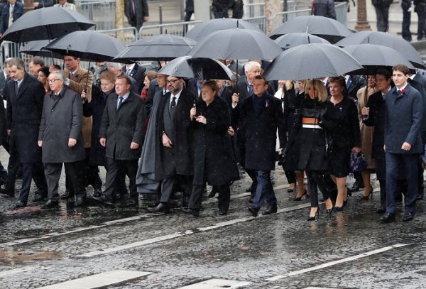 
	Френският президент Еманюел Макрон и съпругата му Брижит посрещнаха десетки световни лидери в Париж за церемония по случай 100-годишнината от края на Първата световна война. Снимка: Ройтерс
