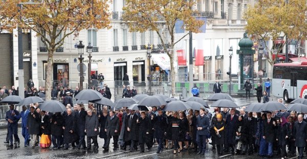 
	Френският президент Еманюел Макрон и съпругата му Брижит посрещнаха десетки световни лидери в Париж за церемония по случай 100-годишнината от края на Първата световна война. Снимка: Ройтерс
