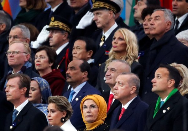 
	Френският президент Еманюел Макрон и съпругата му Брижит посрещнаха десетки световни лидери в Париж за церемония по случай 100-годишнината от края на Първата световна война. Снимка: Ройтерс
