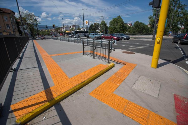 Монтирани са тактилни водещи ивици за хора с нарушено зрение. Снимка: Димитър Кьосемарлиев, Investor Media Group