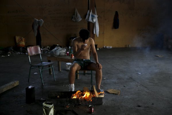 
	Млад мъж праща SMS до родината си &ndash; Судан. За огъня са се погрижили стари парчета шперплат.&nbsp;
