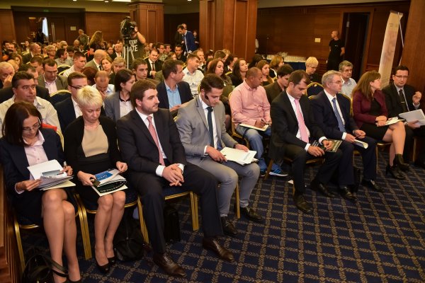 
	Преди началото на дискусията в първи панел -&nbsp;Източници на финансиране и управление на ликвидността в компанията
