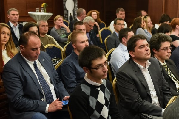
	Гостите в залата

