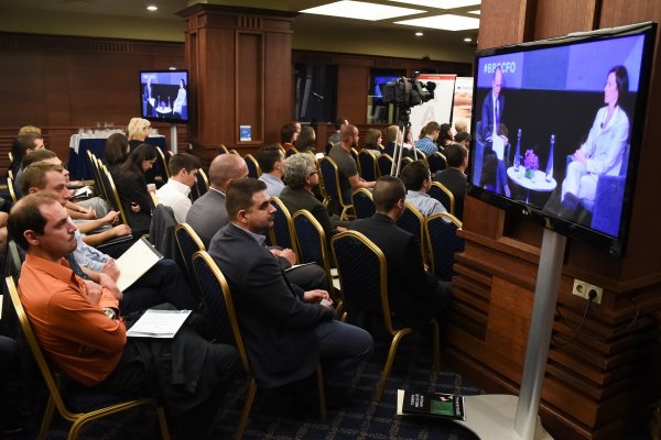 
	Начало на втори панел със специално видео на Bloomberg
