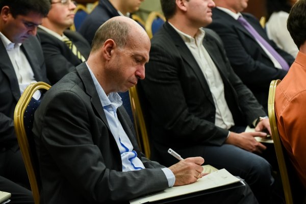 
	Гостите в залата
