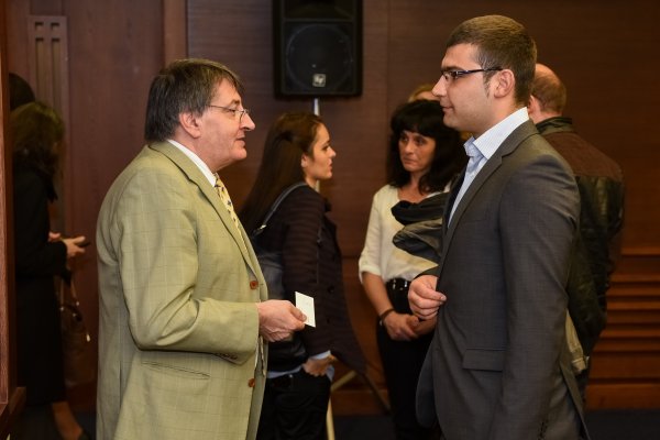 
	Време за контакти
