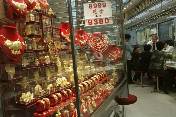 
	Златни резерви: 1 054,1 т

	Дял на златото в общите резерви: 1,1%

	През 2013 г. Китай задмина Индия като най-голям потребител на злато. Въпреки това златото все още заема малък дял спрямо огромните чуждестранни валутни резерви на Китай в размер на 3,7 трлн. долара и е нисък спрямо 10% средно за света.

	Струпването на златни резерви ще бъде от съществено значение за Поднебесната империя, тъй като властите се опитват да либерализират юана и дори възнамеряват да я превърнат в световна резервна валута.
