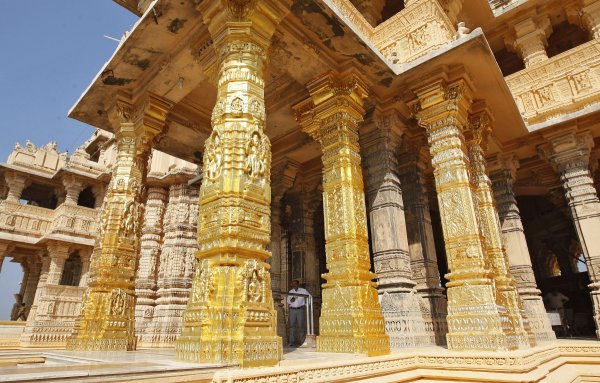 
	Златни резерви: 557,7 т

	Дял на златото в общите резерви: 7,3%

	Очаква се индийският внос на злато да намалее за трета година, въпреки че Централната банка на Индия следи зорко импорта. През юни разхлаби кредитните условия, при които банките могат да налагат санкции срещу залога на злато, &bdquo;ако крайната употреба не е за селскостопански цели&ldquo;.

	Правителството се опитва да ограничи покупките на ценния метал от страна на домакинствата. Именно вносът на злато се счита за &bdquo;главния виновник&ldquo; за високия дефицит по текущата сметка на Индия. Гуверньорът на централната банка Рагурам Раджан пък смята, че страната може да изплати дълговете си в злато.
