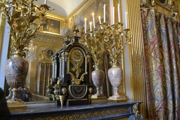 
	Златни резерви: 2 435,4 т

	Дял на златото в общите резерви: 65,1%

	Франция продаде 572 т по силата на второто Споразумение на централните банки за златото, като извън споразумението страната прехвърли около 17 т на Банката за международни разплащания в края на 2004 г. за покупката на акции на институцията.

	По силата на третото Споразумение на централните банки за златото Франция не оповести планове за последваща продажба на златни резерви. Централната банка на Франция заяви, че няма да намалява златните си резерви, тъй като те предоставят сигурност, служат за диверсификация и могат да абсорбират колебанията в счетоводния й баланс.

	Снимка: Investor.bg
