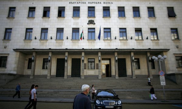 
	В Българска народна банка се съхраняват 40 т злато. Към края на юни 2014 г. България се намира в златната среда на класацията на Световния съвет по златото - на 50-то място от 100 страни, попадащи в своеобразната ранглиста.
