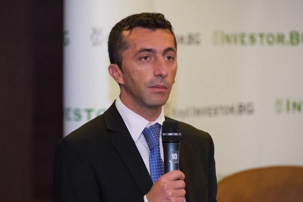 
	Георги Бисерински, главен финансов директор на Инвестор.БГ АД и управител на &quot;Инвестор&quot; ТВ, отправя поздравления към участниците. Снимки: Investor.bg
