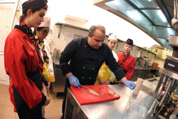 
	Николай Гарчев и ученици от пернишката гимназия по туризъм в кухнята на София Хотел Балкан. Снимка: Олег Попов, Investor Media Group 
