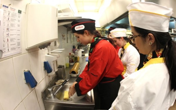 
	Ученици от пернишката гимназия по туризъм в кухнята на София Хотел Балкан. Снимка: Олег Попов, Investor Media Group 
