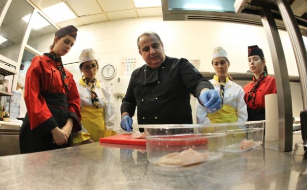 
	Николай Гарчев и ученици от пернишката гимназия по туризъм в кухнята на София Хотел Балкан. Снимка: Олег Попов, Investor Media Group 
