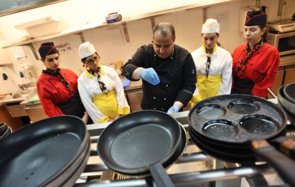 
	Николай Гарчев и ученици от пернишката гимназия по туризъм в кухнята на София Хотел Балкан. Снимка: Олег Попов, Investor Media Group 
