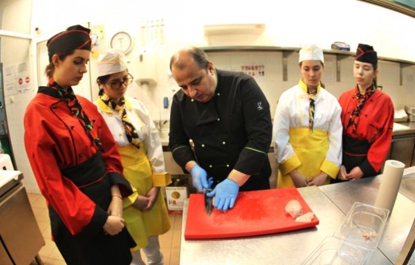 
	Николай Гарчев и ученици от пернишката гимназия по туризъм в кухнята на София Хотел Балкан. Снимка: Олег Попов, Investor Media Group 
