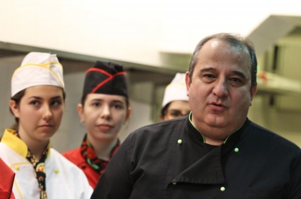 
	&nbsp;

	Николай Гарчев и ученици от пернишката гимназия по туризъм в кухнята на София Хотел Балкан. Снимка: Олег Попов, Investor Media Group 
