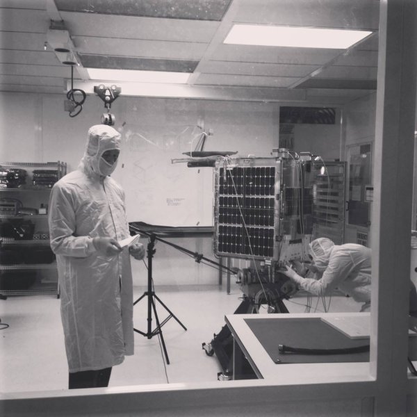 
	Компанията планира за тази цел да инвестира 1 млрд. долара в 180 малки сателита, които да кръжат около Земята и да гарантират интернет достъп на населението. Едва наскоро Google придоби Skybox Imaging &ndash; компания, специализирана в сателитни снимки.&nbsp;

	Снимка:&nbsp;Skybox Imaging
