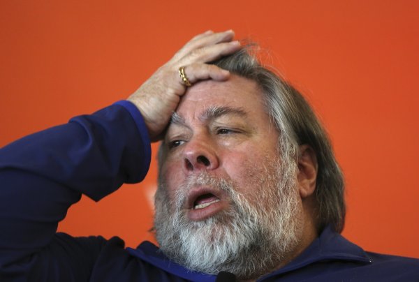 
	&bdquo;Няма да си купя от акциите&quot;, казва съоснователят на Apple Стив Возняк в навечерието на борсовия дебют. Редица технически проблеми забавят самото IPO, при което акциите започват да се търгуват на цена между 108 и 135 долара. По онова време това е астрономическа цена за технологична компания. Редица инвеститори са се опасявали, че бързият ръст на компанията няма да продължи дълго и са предпочитали да не купуват от книжата. &nbsp;

	Снимка: Архив Ройтерс
