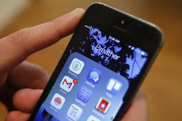 
	Докато компаниите разширяват операциите си чрез различни мобилни платформи, разработчиците на приложения стават все по-търсени. Често пъти тези дизайнери и разработчици не работят за големи компании. Вместо това става дума за отделни личности, които си създават имена в бизнеса.

	Това е нещо хубаво, твърди Дмитрий Димент, анализатор в IBIS world, която публикува доклад за индустрията.

	&ldquo;Четиримата най-големи играчи в индустрията за разработване на мобилни приложения са изкарали само 11,8% от приходите на индустрията за 2014 г.&ldquo;, коментира той. &bdquo;Индустрията се възползва от увеличаващия се брой мобилни интернет връзки, които се увеличават със среден годишен темп от 36,8% през последните пет години&ldquo;.

	Какво казват цифрите: Индустрията за разработване на мобилни приложения расте с почти 50% годишно по отношение на приходите от 2009 г. насам, според IBISWorld.

	Успешна история: Andolasoft, компания за създаване на мобилни приложения, създадена през 2009 г., вече има 126 активни клиенти. &nbsp;
